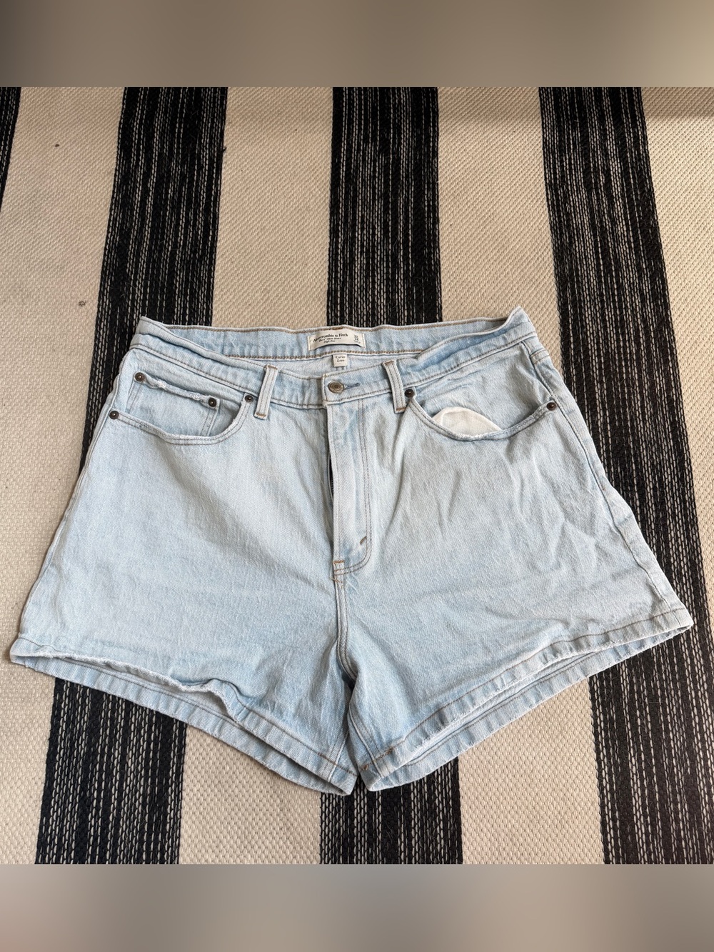 Abercrombie & Fitch Women's Light Wash The 4" Mom Shorts High-Rise Jeans Short